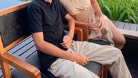 Saat memiliki waktu luang, Naysilla juga mengunjungi rumah kakaknya di Bali. Minum bersama Jason, keponakannya, di pinggir pantai jadi caranya untuk bersantai. Foto: Instagram/naymirdad