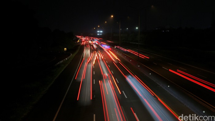 Pantauan arus balik menuju arah Jabodetabek di KM 54 Jakarta-Cikampek terlihat lancar malam ini. Ini foto-fotonya!