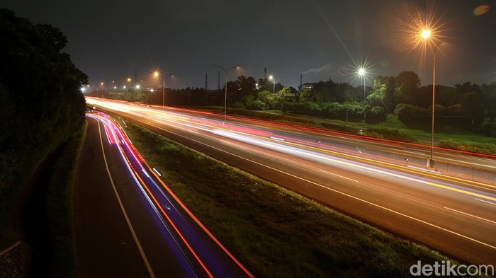 Pantauan arus balik menuju arah Jabodetabek di KM 54 Jakarta-Cikampek terlihat lancar malam ini. Ini foto-fotonya!
