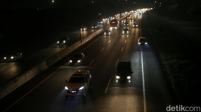 Pantauan arus balik menuju arah Jabodetabek di KM 54 Jakarta-Cikampek terlihat lancar malam ini. Ini foto-fotonya!