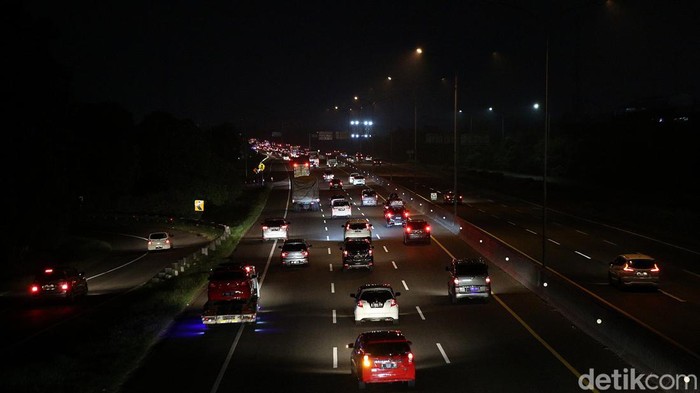 Pantauan arus balik menuju arah Jabodetabek di KM 54 Jakarta-Cikampek terlihat lancar malam ini. Ini foto-fotonya!