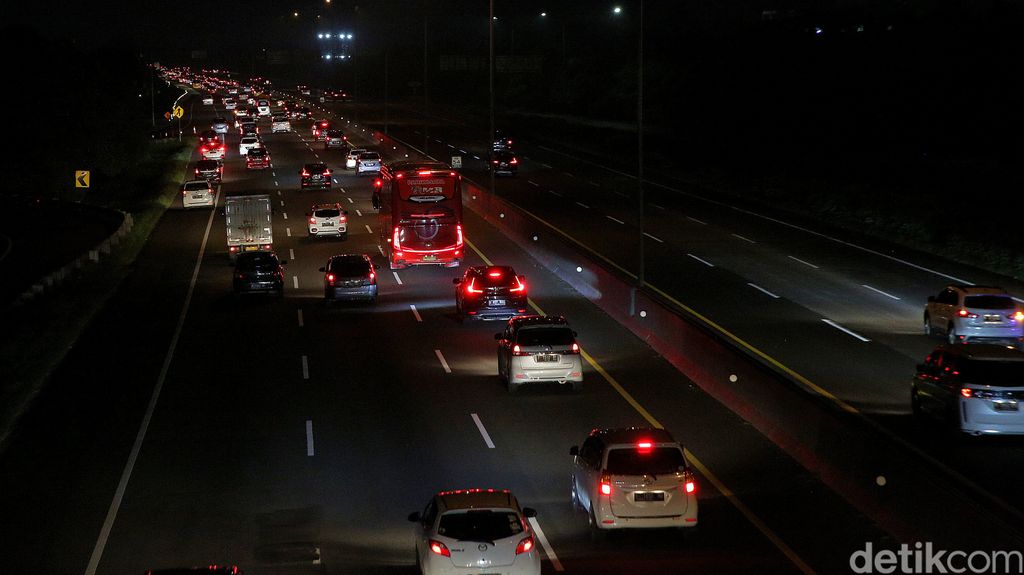 Pantauan arus balik menuju arah Jabodetabek di KM 54 Jakarta-Cikampek terlihat lancar malam ini. Ini foto-fotonya!