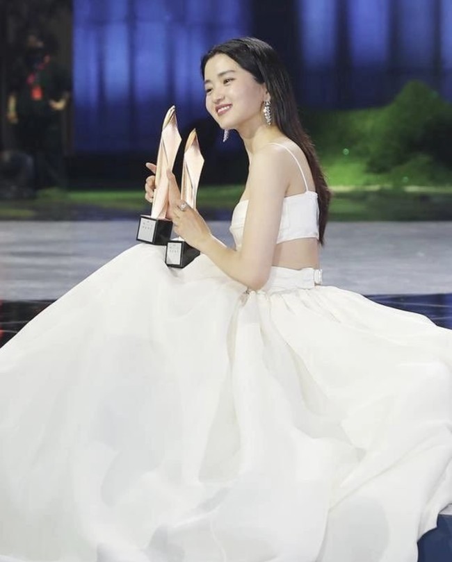 Kim Tae Ri memakai gaun mewah dari koleksi bridal Brandon Maxwell. Bralette berbahan satin yang dikenakannya bernilai Rp 10 jutaan dan rok putih serupa ball gown itu bernilai Rp 72,4 jutaan. Foto: dok. Instagram @kimtaerionly