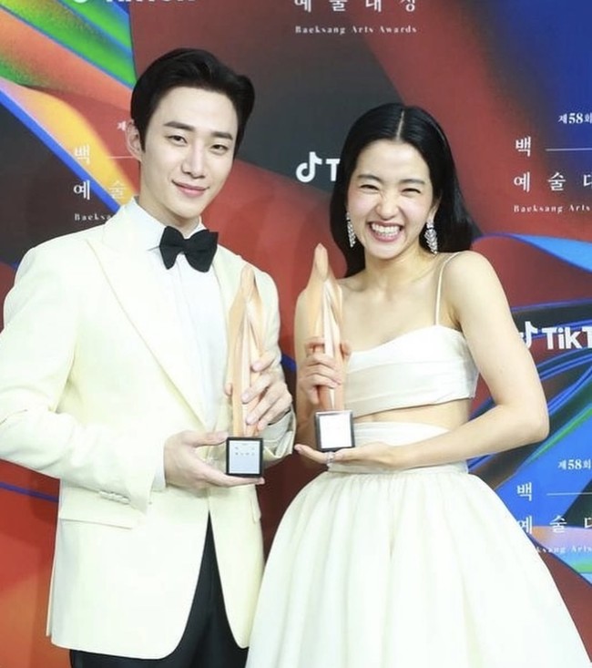 Berkat penampilannya dalam drama Korea Twenty Five Twenty One, Kim Tae Ri memenangkan penghargaan Best Actress. Dia juga membawa pulang piala TikTok Popularity Award seperti Lee Junho yang memenangkan penghargaan Best Actor. Foto: dok. Instagram @kimtaerionly