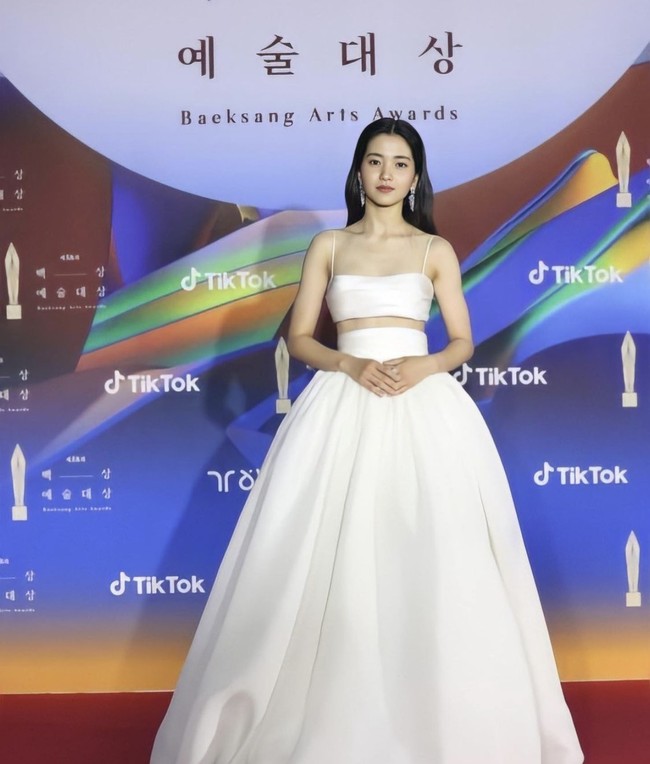 Baeksang Arts Award 2022, ajang penghargaan film dan drama Korea bergengsi kembali digelar tahun ini. Kim Tae Ri pun mencuri atensi saat tiba di red carpet dalam balutan two-pieces dress berwarna putih. Foto: dok. Instagram @kimtaerionly