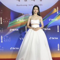 Baeksang Arts Award 2022, ajang penghargaan film dan drama Korea bergengsi kembali digelar tahun ini. Kim Tae Ri pun mencuri atensi saat tiba di red carpet dalam balutan two-pieces dress berwarna putih. Foto: dok. Instagram @kimtaerionly