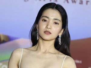 7 Gaya Kim Tae Ri di Baeksang Award 2022, Pakai Gaun Serupa Dakota Johnson