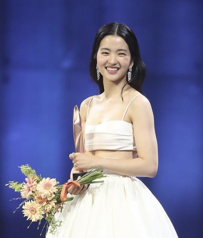 Ternyata gaun putih yang dikenakan Kim Tae Ri pernah dikenakan aktris Hollywood, Dakota Johnson. Bintang film 50 Shades of Grey itu memakainya saat menghadiri The Governors Awards 2019 di Los Angeles. Foto: dok. Instagram @kimtaerionly