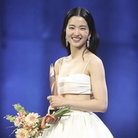 Ternyata gaun putih yang dikenakan Kim Tae Ri pernah dikenakan aktris Hollywood, Dakota Johnson. Bintang film 50 Shades of Grey itu memakainya saat menghadiri The Governors Awards 2019 di Los Angeles. Foto: dok. Instagram @kimtaerionly