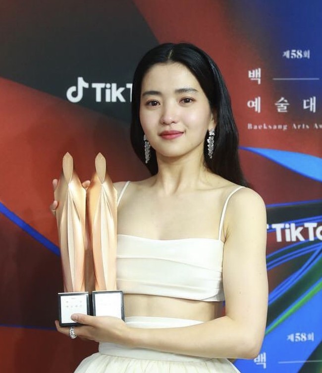 Hanya saja Dakota Johnson memilih untuk memperlihatkan otot perutnya. Dia tidak mengenakan roknya setinggi Kim Tae Ri. Namun aktris Korea itu tetap menjadi perbincangan karena tubuhnya yang ideal. Foto: dok. Instagram @kimtaerionly