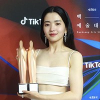 Hanya saja Dakota Johnson memilih untuk memperlihatkan otot perutnya. Dia tidak mengenakan roknya setinggi Kim Tae Ri. Namun aktris Korea itu tetap menjadi perbincangan karena tubuhnya yang ideal. Foto: dok. Instagram @kimtaerionly