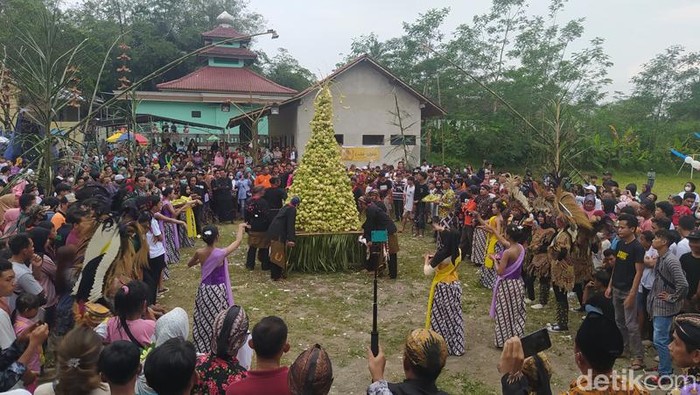 Grebeg Kupat di Dusun Dawung, Desa Banjarnegoro, Kecamatan Mertoyudan, Kabupaten Magelang, Sabtu (7/5/2022).