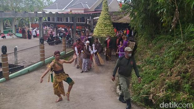 Grebeg Kupat di Dusun Dawung, Desa Banjarnegoro, Kecamatan Mertoyudan, Kabupaten Magelang, Sabtu (7/5/2022).