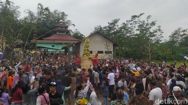 Grebeg Kupat di Dusun Dawung, Desa Banjarnegoro, Kecamatan Mertoyudan, Kabupaten Magelang, Sabtu (7/5/2022).