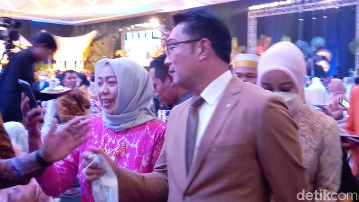 Gubernur Jawa Barat Ridwan Kamil diserbu emak-emak Makassar
