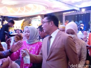 Ganjar-Ridwan Kamil Diserbu Emak-emak di Resepsi Pernikahan Putri Danny