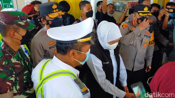Gubernur Khofifah meninjau arus balik Lebaran di Pelabuhan Ketapang Banyuwangi