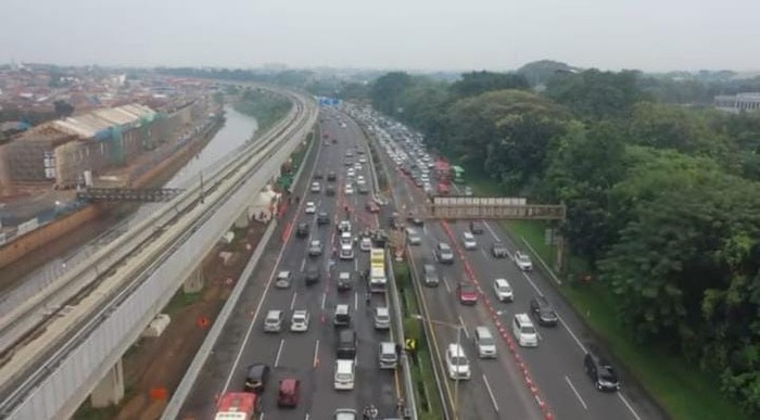 Ilustrasi Contraflow di Tol Jakarta-Cikampek