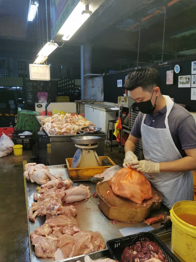 Imbas Pandemi, Pilot Ini Jualan Ayam Potong di Pasar