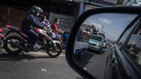 Jalur pantura tersebut mengalami kepadatan volume kendaraan imbas dari penerapan rekayasa lalu lintas satu arah atau one way mulai dari Km 414 Gerbang Tol Kalikangkung hingga Km 3 Jalan Tol Jakarta-Cikampek.