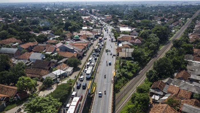 IMBAS PENERAPAN ONE WAY DI JALUR PANTURA Sejumlah kendaraan melintas menuju arah Cirebon dan Jawa Tengah (lajur kiri) di kawasan Simpang Jomin, Karawang, Jawa Barat, Sabtu (7/5/2022). Jalur pantura tersebut mengalami kepadatan volume kendaraan imbas dari penerapan rekayasa lalu lintas satu arah atau