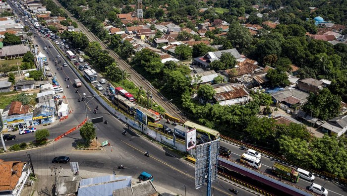 Sejumlah kendaraan melintas menuju arah Cirebon dan Jawa Tengah (lajur kiri) di kawasan Simpang Jomin, Karawang, Jawa Barat, Sabtu (7/5/2022). Jalur pantura tersebut mengalami kepadatan volume kendaraan imbas dari penerapan rekayasa lalu lintas satu arah atau 