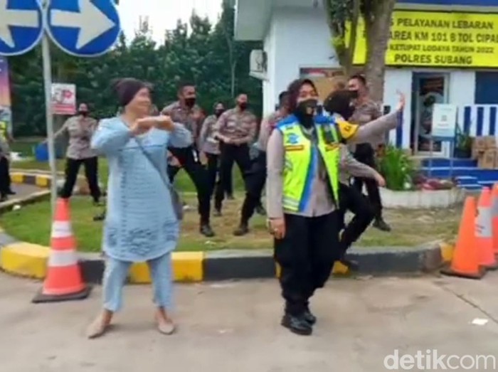 Jajaran Polres Subang saat berjoget bersama dengan pemudik arus balik di Rest Area 101 Tol Cipali Subang, Sabtu (7/5/2022).