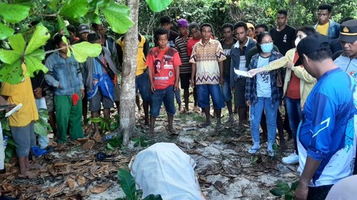 Jenazah Panda Huki Karang korban kapal tenggelam yang berhasil ditemukan mengambang di tepi Pantai Tarimbang  dievakuasi dari pantai ke rumah kerabat korban di Desa Tarimbang.