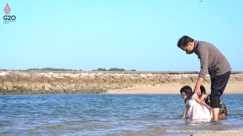 Jokowi bersama cucunya bermain air di Pantai Nusa Dua, Bali (tangkapan layar)