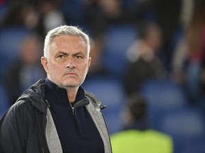 Suporter Roma Ketahuan Ngutil Jersey, Katanya Gara-gara Mourinho