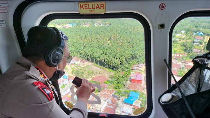 Kapolda Sumut Irjen Panca Putra memantau arus balik via udara.