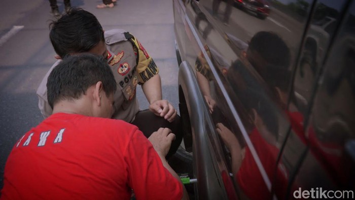 Kapolres Karawang bantu pemudik ganti ban di Tol Japek.