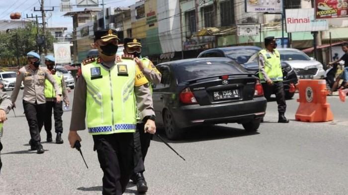 Kapolres Labuhanbatu AKBP Anhar Arlia Rangkuti saat memantau arus balik.