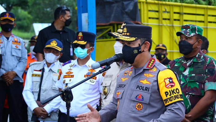 Kapolri meninjau arus balik Lebaran 2022 di Pelabuhan Bakauhen, Lampung Selatan, Lampung, Sabtu (7/5/2022).