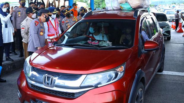 Kapolri meninjau arus balik Lebaran 2022 di Pelabuhan Bakauhen, Lampung Selatan, Lampung, Sabtu (7/5/2022).