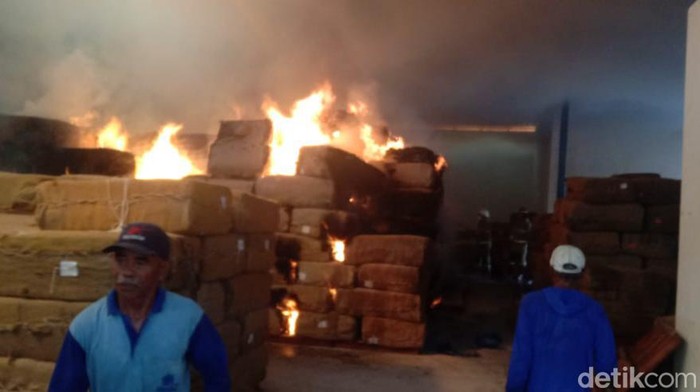 Kebakaran gudang tembakau di Bojonegoro