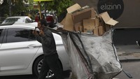 Melemahnya mata uang Turki itu dipicu oleh siklus pelonggaran suku bunga hingga 500 basis poin yang dimulai September lalu atas persetujuan Presiden Recep Tayyip Erdogan yang memicu lonjakan harga hingga saat ini.
