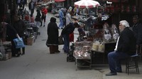 Sejumlah warga Turki terlihat berbelanja di kawasan Distrik Ulus, Ankara.