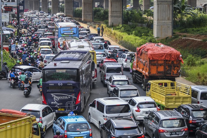 Pengendara sepeda motor melewati trotoar untuk menghindari kemacetan di Jalan Raya Kalimalang, Bekasi, Jawa Barat, Sabtu (7/5/2022). Ruas jalan arteri Kalimalang arah Bekasi terpantau mengalami kepadatan kendaraan hingga sekitar empat kilometer imbas dari diberlakukannya sistem satu jalur (one way) di Tol Jakarta-Cikampek. ANTARA FOTO/Galih Pradipta/nym.