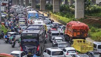 Jalan dipenuhi kendaraan mulai dari sepeda motor hingga bus dan truk.