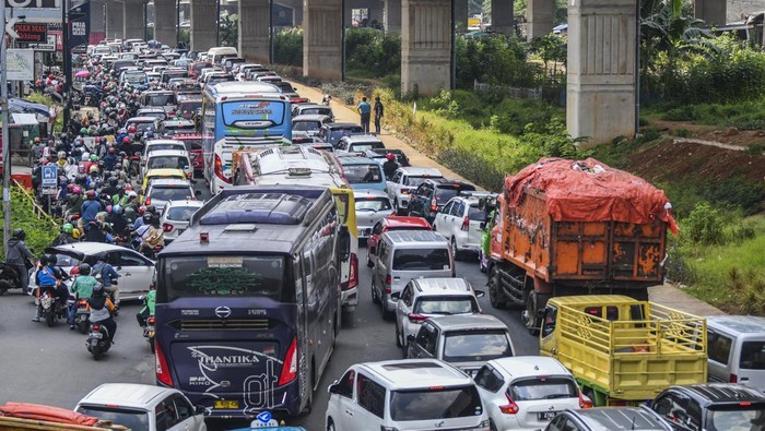 Pengendara sepeda motor melewati trotoar untuk menghindari kemacetan di Jalan Raya Kalimalang, Bekasi, Jawa Barat, Sabtu (7/5/2022). Ruas jalan arteri Kalimalang arah Bekasi terpantau mengalami kepadatan kendaraan hingga sekitar empat kilometer imbas dari diberlakukannya sistem satu jalur (one way) di Tol Jakarta-Cikampek. ANTARA FOTO/Galih Pradipta/nym.