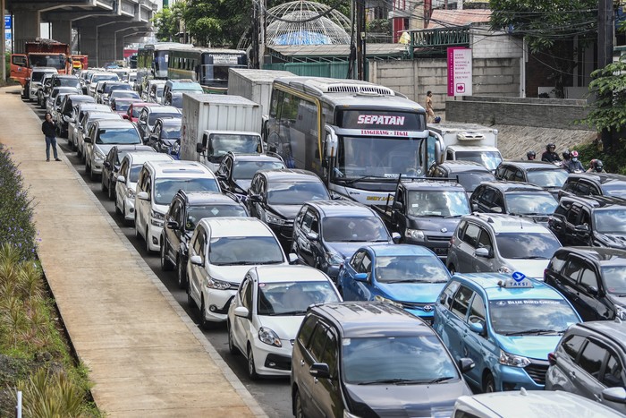 Pengendara sepeda motor melewati trotoar untuk menghindari kemacetan di Jalan Raya Kalimalang, Bekasi, Jawa Barat, Sabtu (7/5/2022). Ruas jalan arteri Kalimalang arah Bekasi terpantau mengalami kepadatan kendaraan hingga sekitar empat kilometer imbas dari diberlakukannya sistem satu jalur (one way) di Tol Jakarta-Cikampek. ANTARA FOTO/Galih Pradipta/nym.