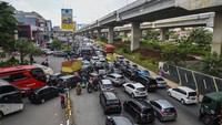 Ruas jalan arteri Kalimalang arah Bekasi terpantau mengalami kepadatan kendaraan hingga sekitar empat kilometer imbas dari diberlakukannya sistem satu jalur (one way) di Tol Jakarta-Cikampek.