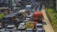 Polisi memprediksi lonjakan volume kendaraan bakal terjadi siang hingga sore ini.