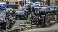 Kemacetan di Kalimalang terjadi karena tol arah Cikampek ditutup untuk one way arah Jakarta. Hal itu menyebabkan kendaraan yang hendak melintas menuju arah Cikampek dikeluarkan di Kalimalang.