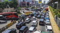Terpantau sejak pukul 11.00 WIB, kendaraan terjebak kemacetan di Jalan Raya Kalimalang, Bekasi, Jawa Barat, Sabtu (7/5/2022).