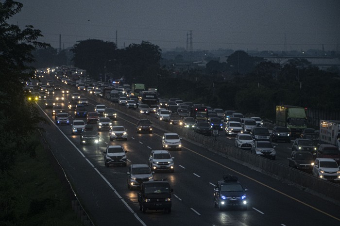 Foto udara kendaraan pemudik melintas menuju arah Jabodetabek di Jalan Tol Jakarta-Cikampek, Karawang, Jawa Barat, Sabtu (7/5/2022). Jasa Marga pada tanggal 3-6 Mei 2022 (H2 hingga H+3 Lebaran) mencatat kenaikan volume kendaraan yang melintas dari arah timur menuju Jabodetabek sebanyak 280.632kendaraan atau naik 124,2 persen dari volume lalu lintas normal 125.144 kendaraan.ANTARA FOTO/Aprillio Akbar/tom.