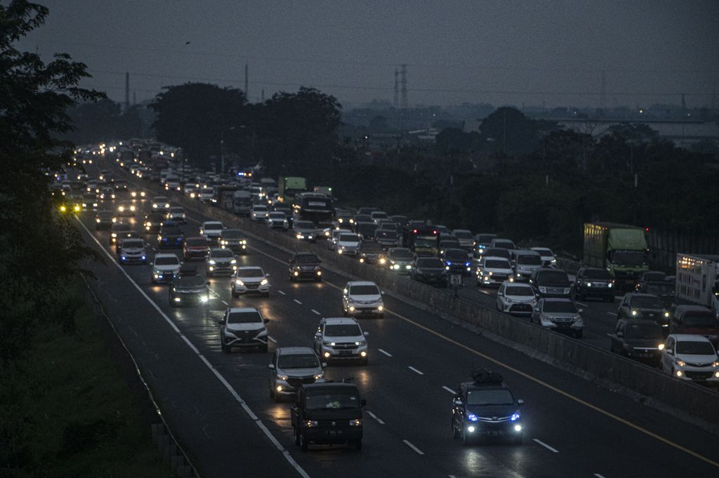 Foto udara kendaraan pemudik melintas menuju arah Jabodetabek di Jalan Tol Jakarta-Cikampek, Karawang, Jawa Barat, Sabtu (7/5/2022). Jasa Marga pada tanggal 3-6 Mei 2022 (H2 hingga H+3 Lebaran) mencatat kenaikan volume kendaraan yang melintas dari arah timur menuju Jabodetabek sebanyak 280.632kendaraan atau naik 124,2 persen dari volume lalu lintas normal 125.144 kendaraan.ANTARA FOTO/Aprillio Akbar/tom.