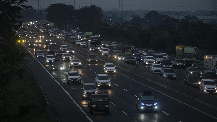 Foto udara kendaraan pemudik melintas menuju arah Jabodetabek di Jalan Tol Jakarta-Cikampek, Karawang, Jawa Barat, Sabtu (7/5/2022). Jasa Marga pada tanggal 3-6 Mei 2022 (H2 hingga H+3 Lebaran) mencatat kenaikan volume kendaraan yang melintas dari arah timur menuju Jabodetabek sebanyak 280.632kendaraan atau naik 124,2 persen dari volume lalu lintas normal 125.144 kendaraan.ANTARA FOTO/Aprillio Akbar/tom.