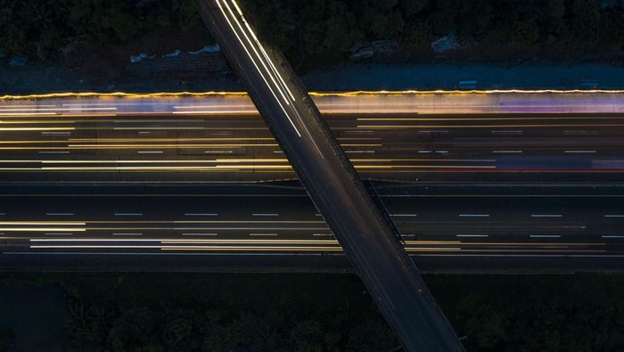 Foto udara kendaraan pemudik melintas menuju arah Jabodetabek di Jalan Tol Jakarta-Cikampek, Karawang, Jawa Barat, Sabtu (7/5/2022). Jasa Marga pada tanggal 3-6 Mei 2022 (H2 hingga H+3 Lebaran) mencatat kenaikan volume kendaraan yang melintas dari arah timur menuju Jabodetabek sebanyak 280.632kendaraan atau naik 124,2 persen dari volume lalu lintas normal 125.144 kendaraan.ANTARA FOTO/Aprillio Akbar/tom.